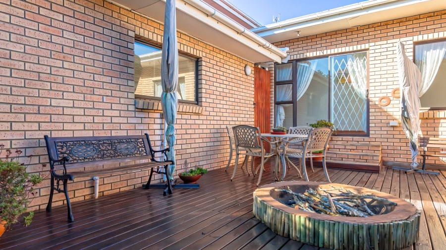 5 Bedroom Property for Sale in Village On Sea Western Cape